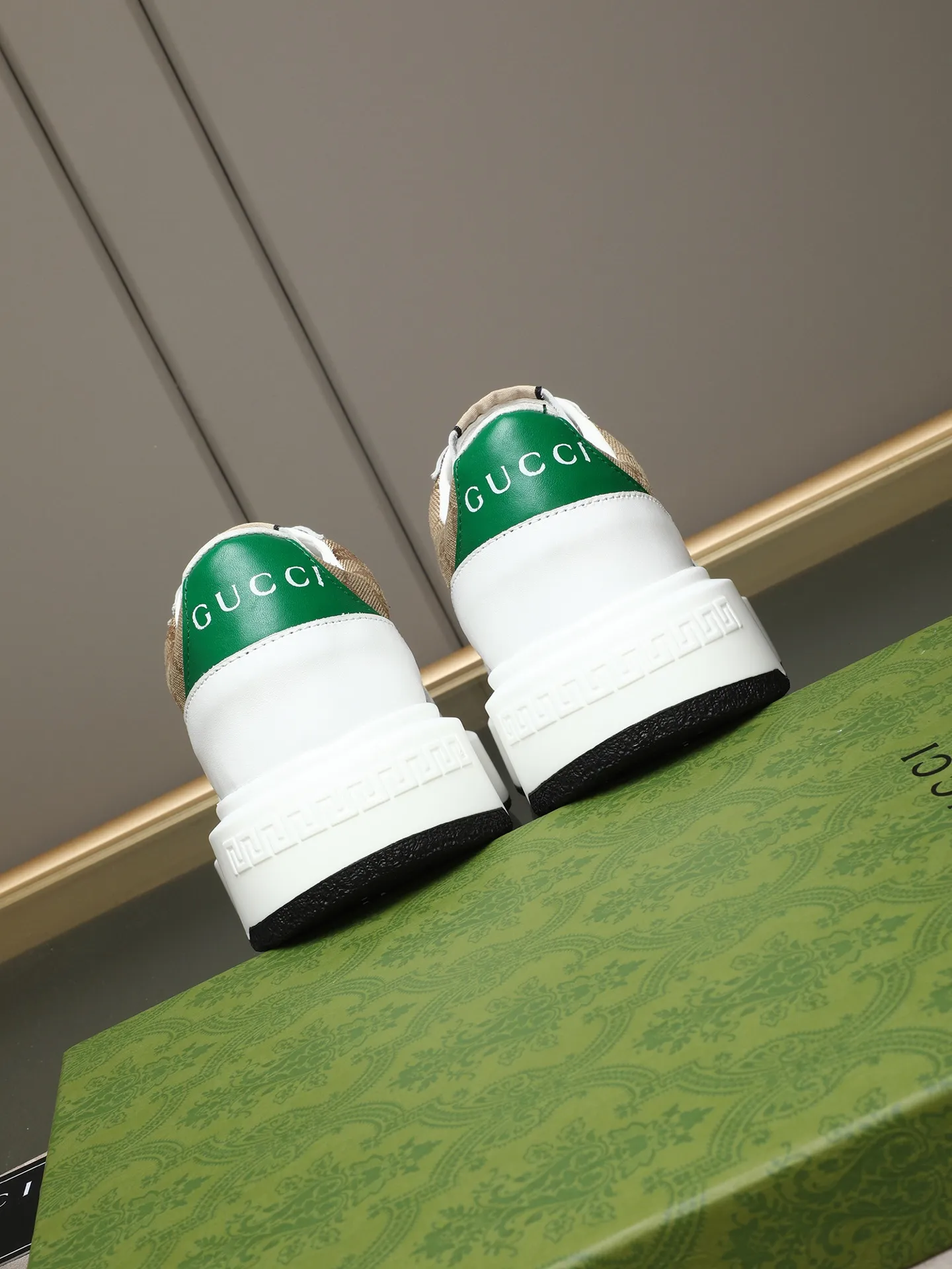 Men's shoes 💰480 New men's shoes GUCCI Fashion trend Made of first-layer calfskin ➕ washed sheep lining! The foot feels super comfortable and the workmanship is impeccable. Foam ultra-light outsole, size: 38-44 (45 customized) 4 colors to choose from!